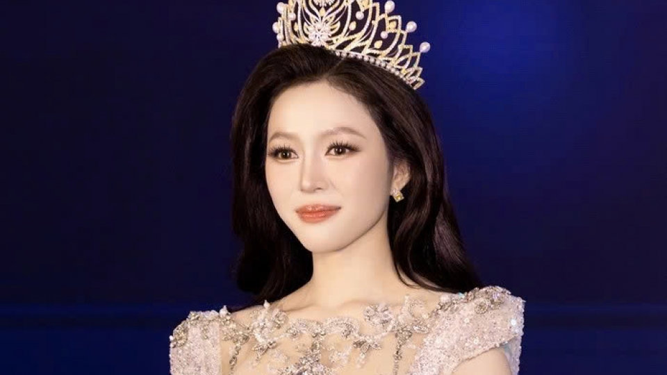 Mural heritage of Hue highlighted through Duy’s national costume at Miss International